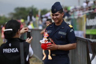 _JO_0849 - La fotógrafa que anda con una gallina de peluche