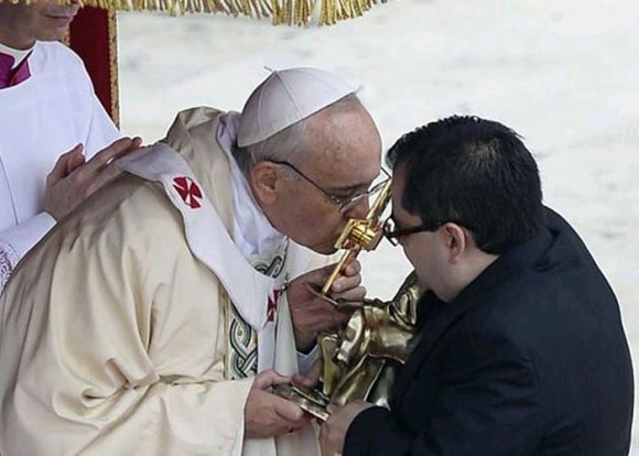 carlos_restrepo_papa_francisco_PORTADA_madre_laura_org - El hombre que se salvó gracias a la madre Laura no cree en milagros