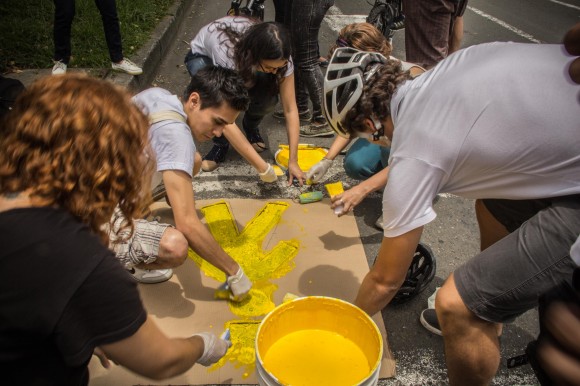  Activistas pintando mensajes simbólicos en el “Túnel Verde”, Envigado. - ¿Se volvió sexy pintar calles?