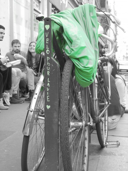 Activistas celebrando el evento ‘Bicis por la vida’ en el Canal San Martín de París, Francia. - ¿Se volvió sexy pintar calles?