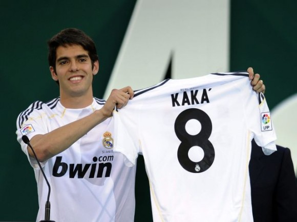 Real Madrid new player Brazilian midfielder Kaka shows his Real Madri - Estas son las 10 transacciones más costosas de fútbol