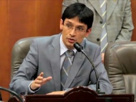 Senador-Camilo-Romero[1] - ¿Dónde está el secreto del teflón de Uribe?