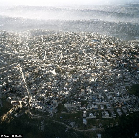 article-0-1B67F5E1000005DC-372_634x629 - "La mancha de cemento" de Ciudad de México en fotos