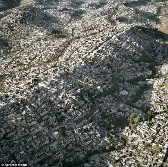 article-0-1B6C28DD000005DC-70_634x630 - "La mancha de cemento" de Ciudad de México en fotos