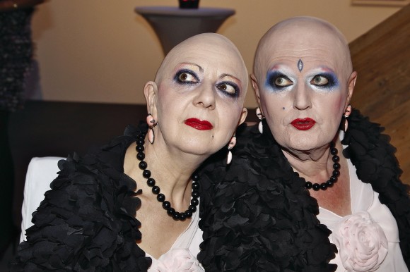 Eva-and-Adele - Eva y Adele son una obra de arte ambulante