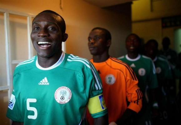 ¿Tenía 17 años Fortune Chukwudi en esta foto? - El fraude de la edad en los jugadores de Nigeria