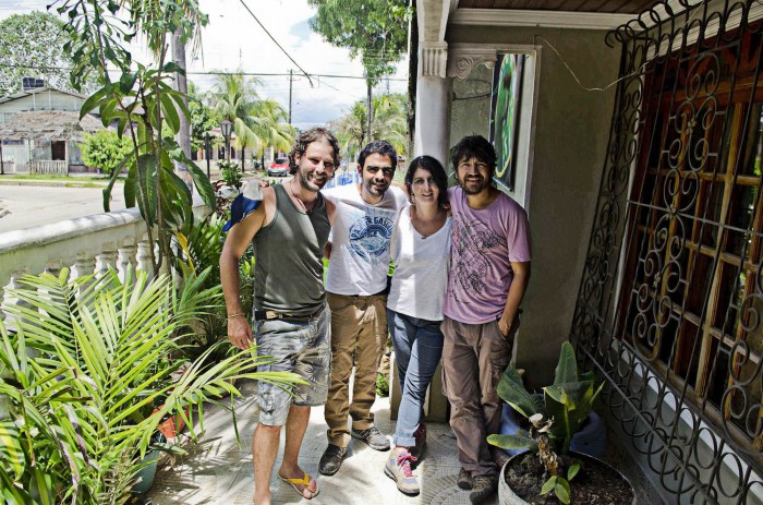 Hervé, Sebastián, Marina y Camilo en la entrada del Hostal de Hervé.  Leticia 2014. Fotografía: Camilo Rozo - Recorrer el Amazonas en bicicleta