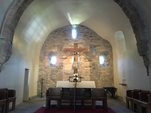 Altar Mayor de Santa María la Real (nótese la sencillez de la arquitectura románica) - Caminar hacia Santiago de Compostela (I)