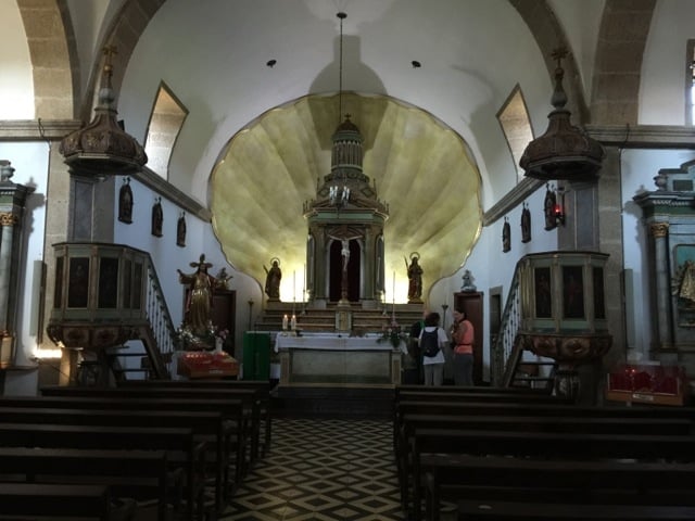 Altar mayor de la iglesia de O Pedrouzo - Caminar hacia Santiago de Compostela (I)