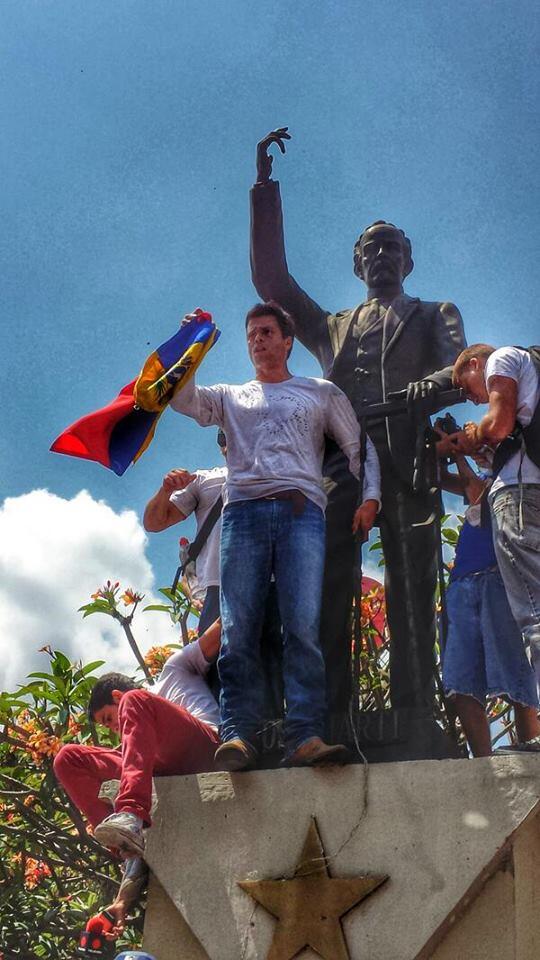 Leopoldo López se entregó a las autoridades venezolanas