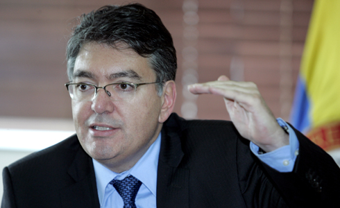 El ministro Cárdenas se quedó solo en el Congreso de Asofondos