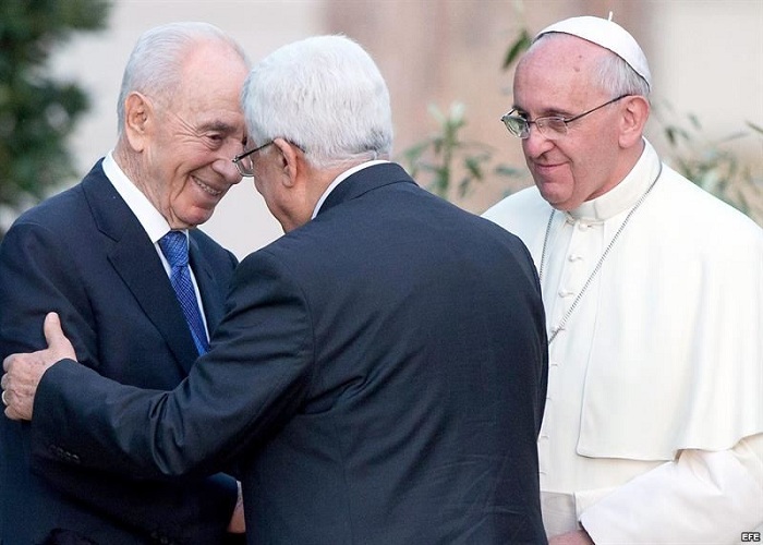 El abrazo que el Papa le hizo dar al Presidente de Israel y a la primera autoridad de Palestina