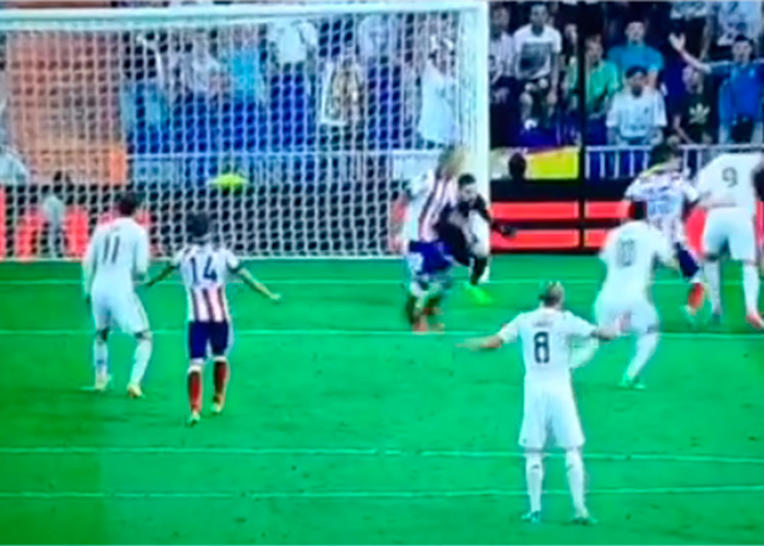 Primer gol de James en el Real Madrid