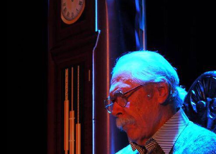 A sus 82 años Julio Medina protagoniza obra de teatro