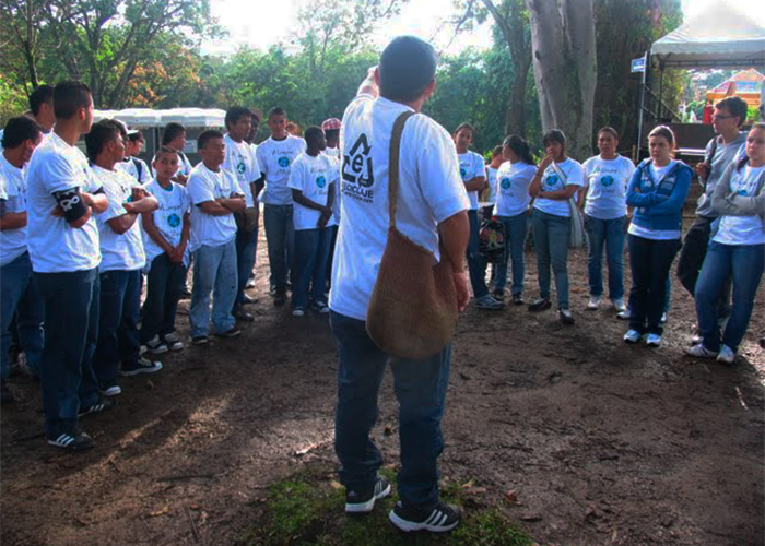 80 personas de las comunas limpian Medellín