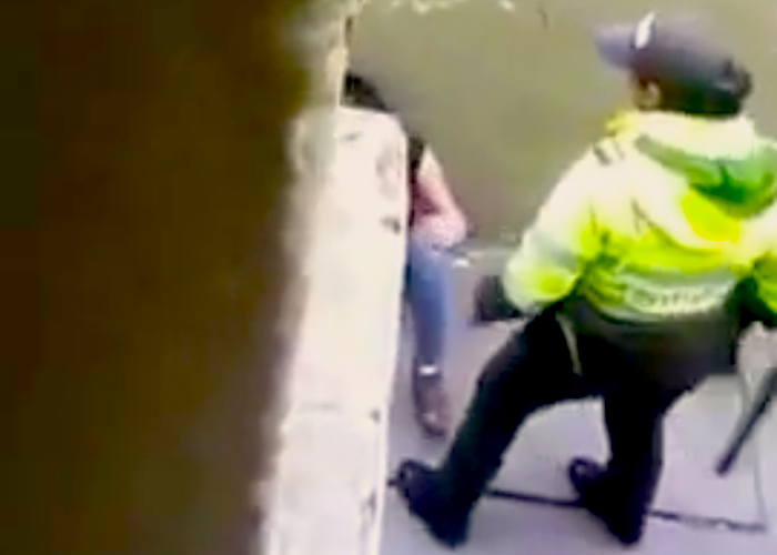 [#NoalaViolenciadeGenero] La mujer policía que muele a palo a su capturada