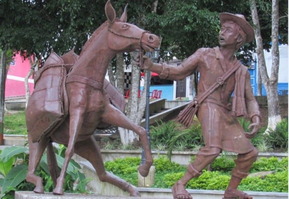 A lomo de mula en la Argelia de la Antioquia profunda