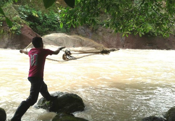 120 familias frenaron la represa del río Mocoa