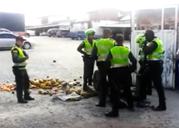 En video: policías golpean a vendedor de frutas en Rionegro