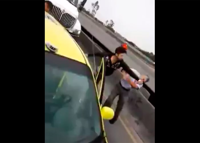 En video: taxista golpea violentamente a conductor mayor del SITP