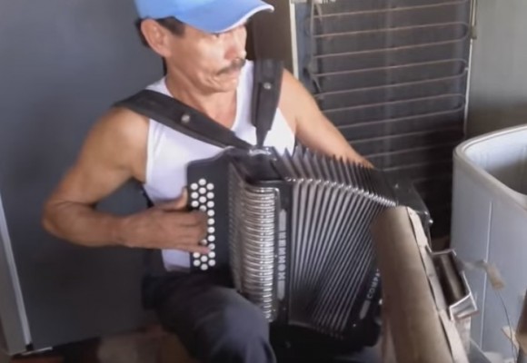 Video: el verdadero hombre orquesta vive en San Carlos, Córdoba