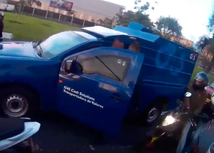VIDEO: Conductor de carro de valores agarra a puños a motociclista en Bogotá