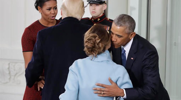  - Fotos: Así fue cómo Barack Obama le enseñó a Trump a tratar a una mujer