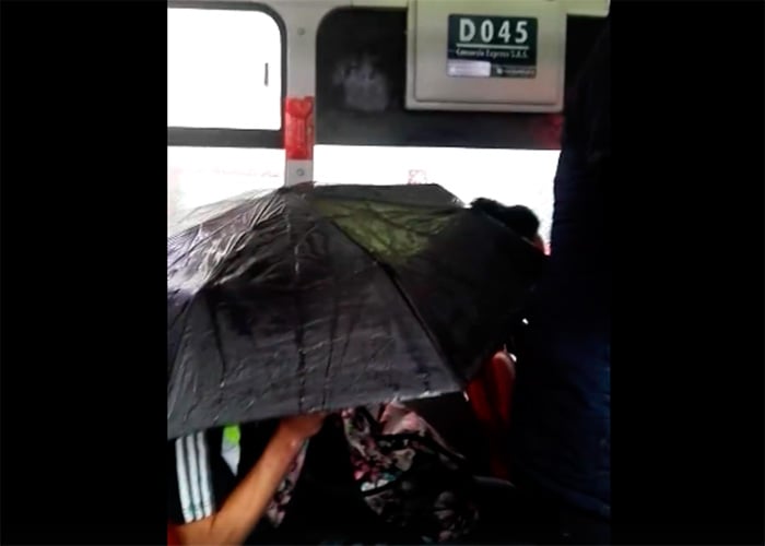 VIDEO: En los buses de Transmilenio hay que usar paraguas