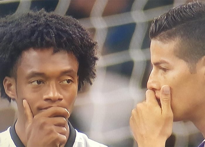  - VIDEO: El emotivo abrazo entre James y Cuadrado en la final de la Champions