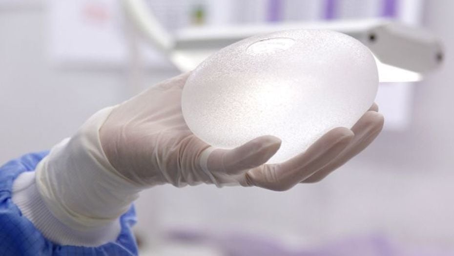 El drama de los implantes mamarios fabricados con silicona industrial