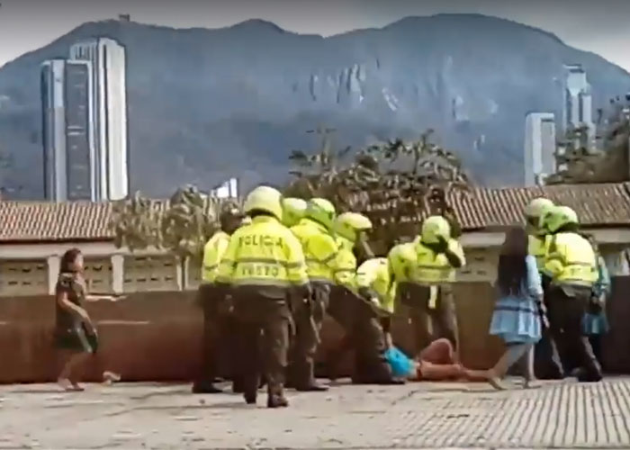Video: La policía golpea a mujeres y niños indígenas en el centro de Bogotá por no pagar Trasmilenio