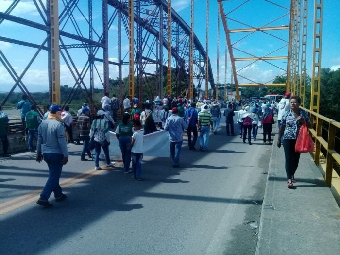  - Los tres líderes a la cabeza de la marcha de 100 mil indígenas por las carreteras de Colombia