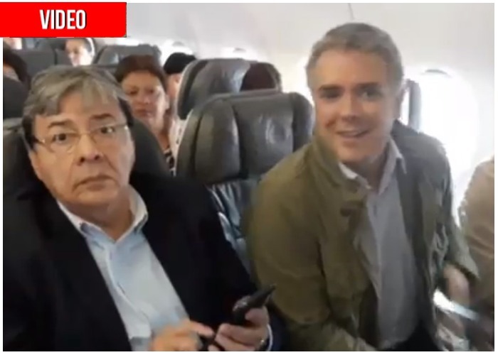 VIDEO: Duque de pasajero en económica rumbo a Washington