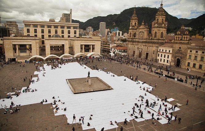  - El agarrón de Doris Salcedo con Iván Márquez por la escultura con las armas de las Farc