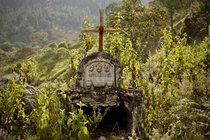 En el Cauca profundo, la maleza y el olvido van enterrando el cementerio del municipio de Suárez.