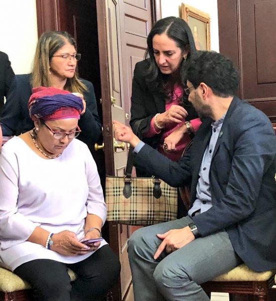  - La foto imposible: María Fernanda Cabal dialogando con la excomandante Victoria Sandino