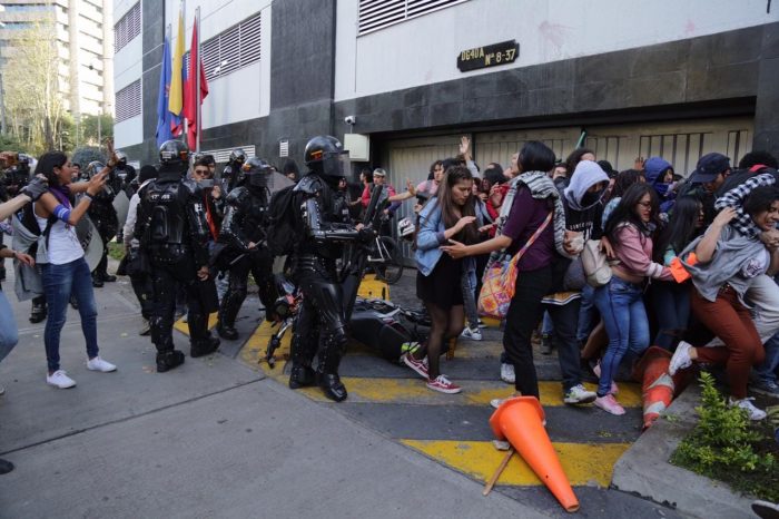  - A pata y puño el Esmad atacó al fotógrafo del expresidente Santos