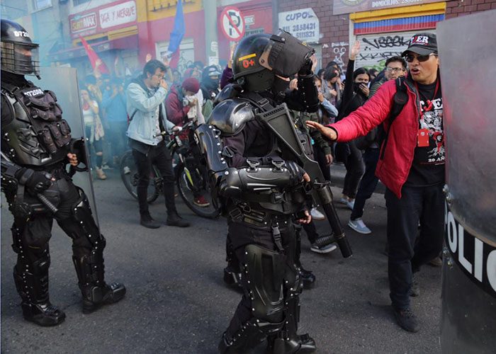  - Gases lacrimógenos vs. bolas de pintura: nuevas marchas estudiantiles en Bogotá