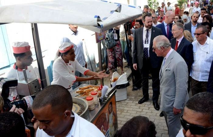  - El Príncipe Carlos y Camila se la gozan en La Habana mientras Inglaterra arde por el Brexit