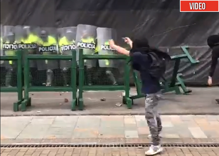 Video: estudiantes acorralan a piedra a la policía en la Plaza de Bolivar