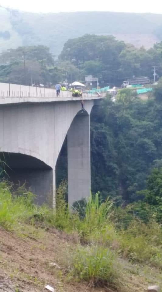  - [Video] Policía logra salvar a joven al borde del suicidio en puente de Ibagué