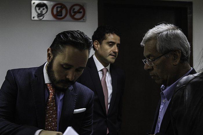 Wilson Cadena y Óscar Iván Hernández Salazar fueron los abogados suplentes de Pedro Aguilar en la defensa. Foto: Leonel Cordero