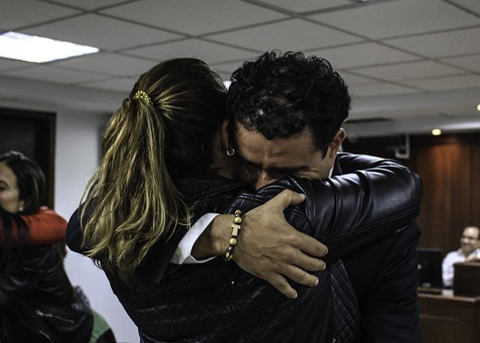 Al finalizar la audiencia, el primer abrazo de Francisco Uribe Noguera fue con su esposa Laura Arboleda. Foto: Leonel Cordero