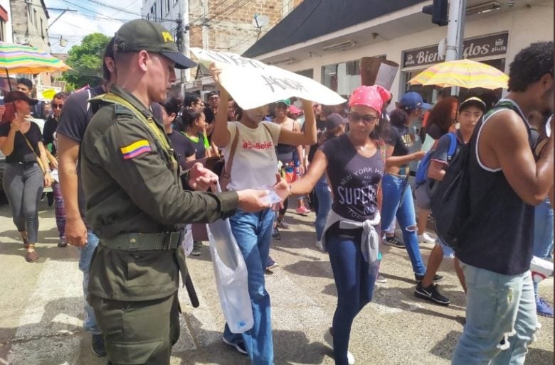 La policía y el ejército reparten agua entre los manifestantes en Apartadó