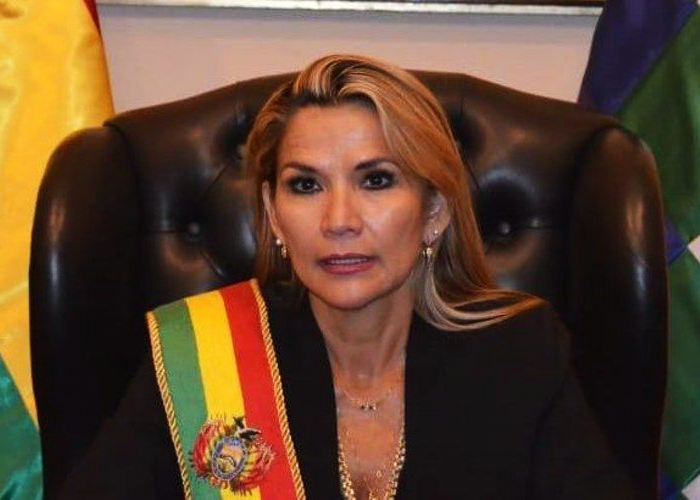 Como colonizadora española se autoproclamó la nueva presidenta de Bolivia