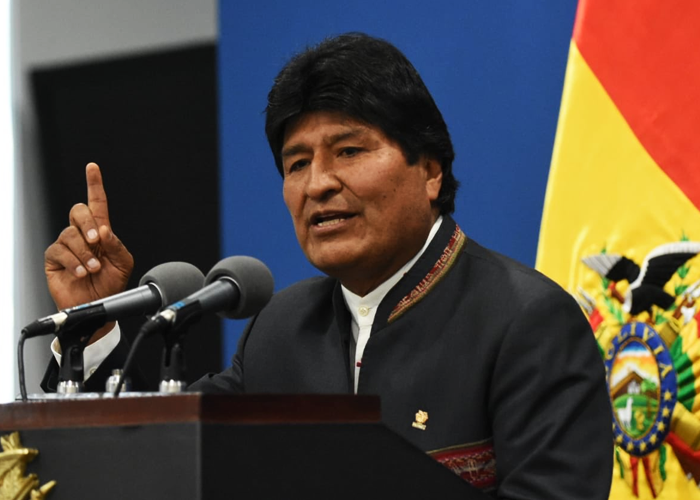 Al dictador Evo Morales le dieron de su propia medicina