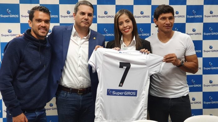  - El fútbol profesional con las marcas entre pecho y espalda