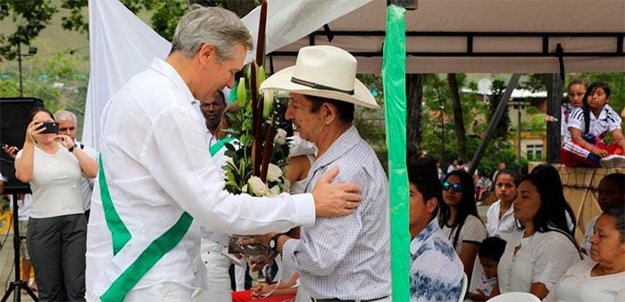 El embajador de Francia en Colombia, Gautier Migno, con Gustavo de Jesús Lezcano - Un entierro digno en Dabeiba