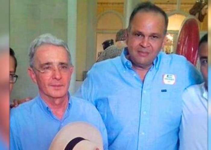 ¿Las redes sociales tienen arrinconado a Álvaro Uribe?