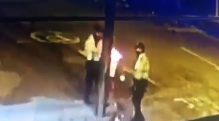  - Policías vándalos: le prenden fuego a una esquina en Bogotá